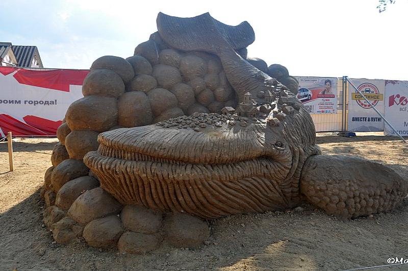 Sand Festival в России: скульптура кита с городом на спине